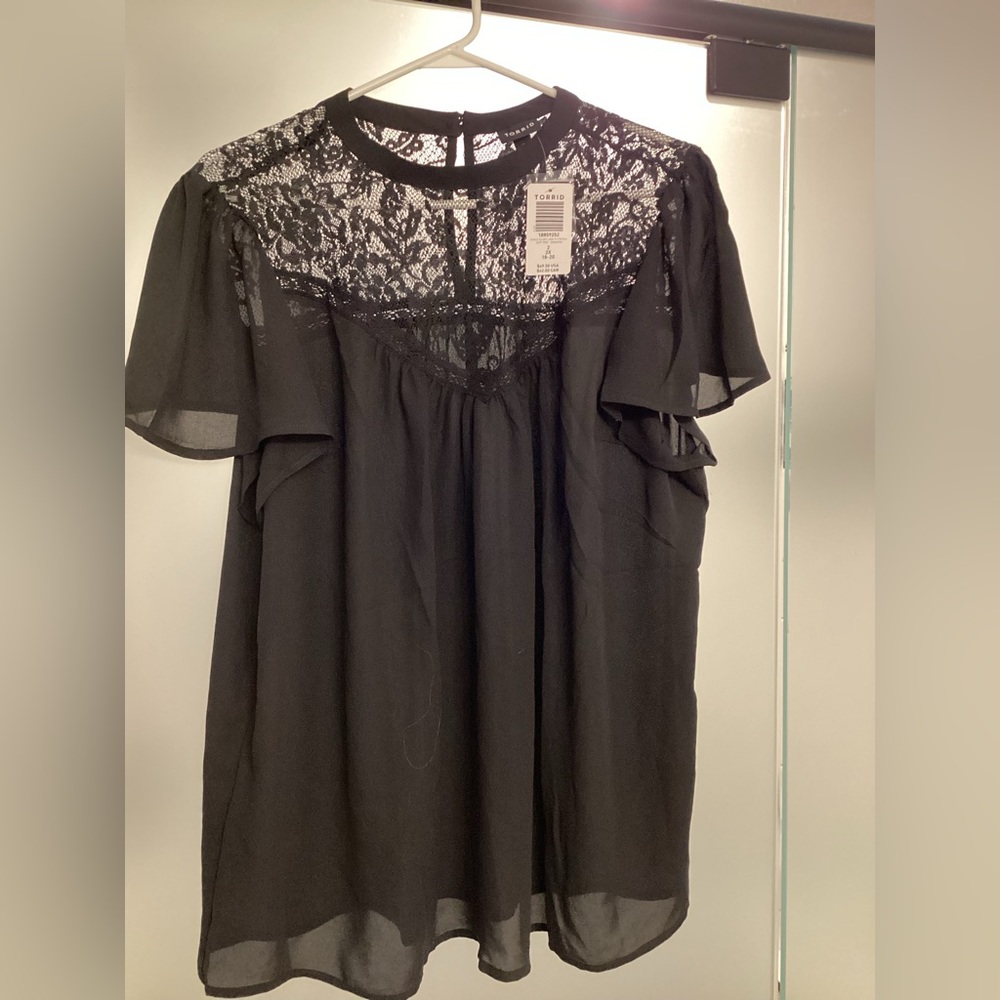 NWT Georgette With Lace Detail Flutter Sleeve Top Size 2